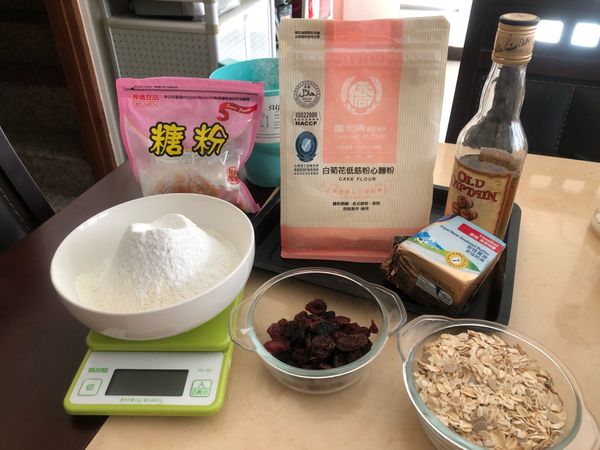 先將葡萄乾剪碎，加入萊姆酒浸泡10-15分鐘左右，粉類全部過篩備用