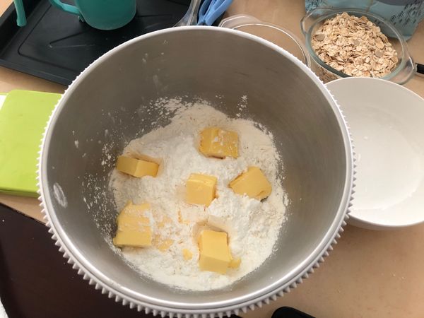 將室溫軟化好的無鹽奶油切小塊與過篩好的粉類食材以切拌的方式略微攪拌一下（若省略此步驟，直接用電動攪拌器時粉類食材容易飛出來）之後改用電動攪拌器將材料拌均勻