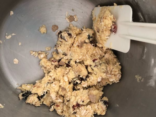 拌均勻之後就可以加入浸泡過萊姆酒的葡萄乾（把酒瀝乾）和燕麥片加入