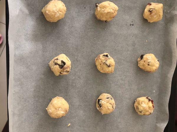 將拌好的餅乾麵團分成一個約20g左右的小圓球（約可以做24片燕麥餅乾）放在鋪好烘焙紙的烤盤上