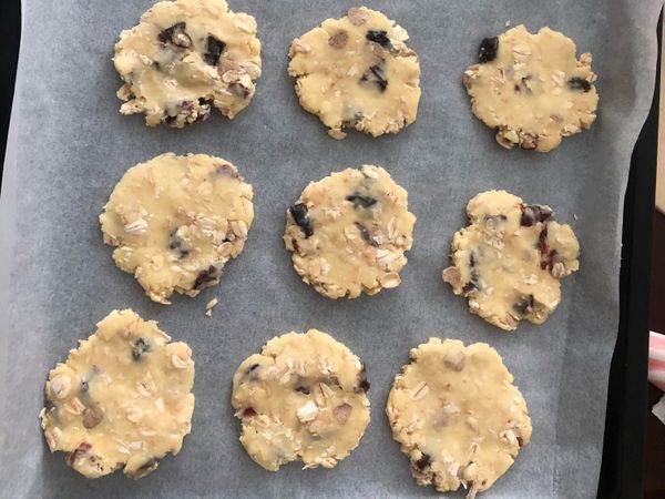 將燕麥餅乾麵團小圓球用手壓平，送入遇熱好的烤箱，上下火170度烤15-18分鐘即可（烤箱溫度參考用，還是要依照自己家中烤箱溫度做微調）