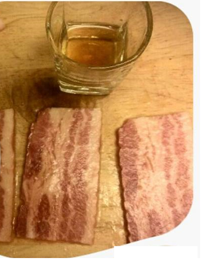 １.培根洗淨擦乾兩面都刷上蜂蜜。