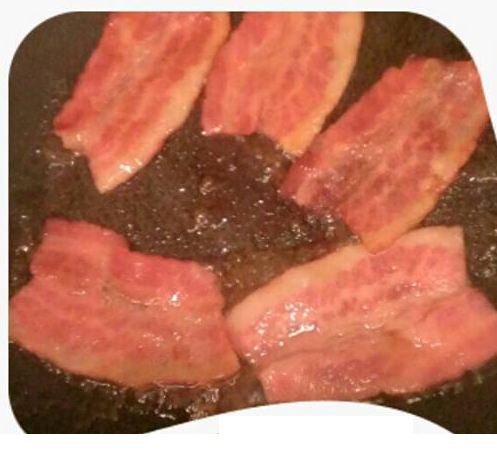 2.放ㄧ點奶油在鍋中轉小火，奶油溶化後將培根放入
鍋中慢煎，煎至培根邊緣微微捲起即可。