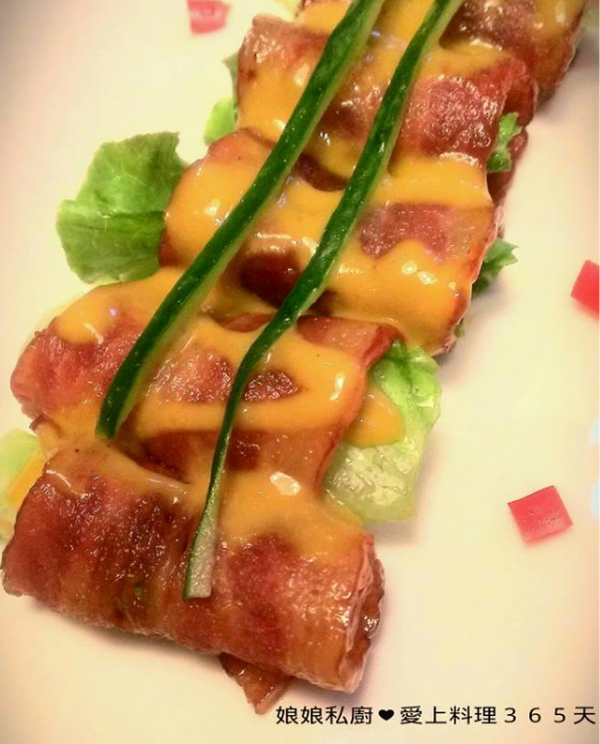 ３.把生菜切小段放在培根裡一起捲起就完成嚕！