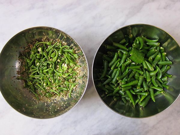 青辣椒去蒂後, 剔除裡面的辣椒籽. 剔除辣椒籽的目的是不要影響口感和外觀. 你可以稍微用手擠壓青辣椒, 把裡面的組織擠散, 倒着用手指輕彈幾下, 大部份的籽就會自己掉出來.