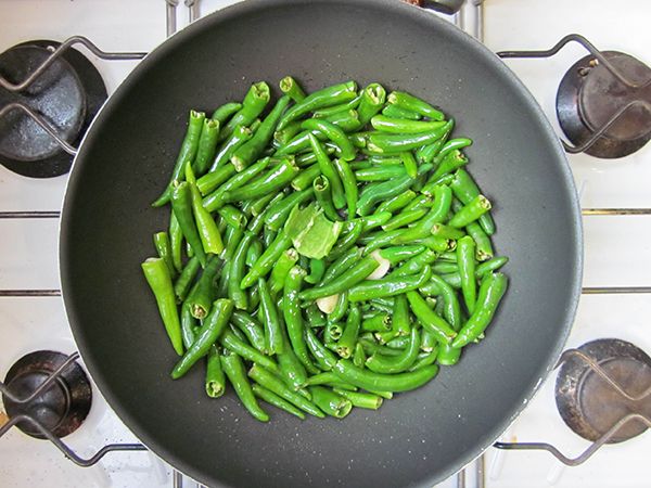 橄欖油+蒜頭放入鍋中煎香後放入青辣椒用中火煎至表面開始出現水泡.