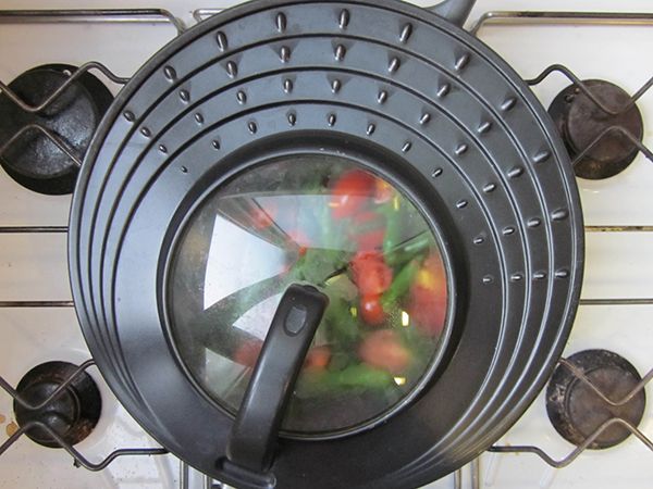 蓋上鍋蓋悶煮10來分使青辣椒軟化, 讓番茄釋出果汁.