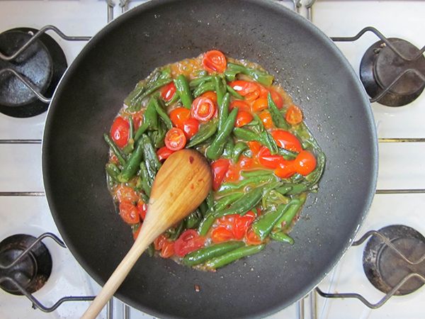 悶煮後材料會出水, 轉中火收乾至個人喜歡的程度即可熄火, 視情況做調味. 最後收乾醬汁的過程中應避免過渡攪拌以免番茄被攪散變成糊狀影響成品美觀.

試試看! 在熄火前一分鐘放入羅勒葉快炒一下可以增加成品口感層次.