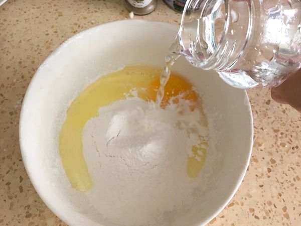 米穀粉+水+雞蛋攪拌均勻，拌勻後加入高麗菜絲、洋蔥絲、紅蘿蔔絲與調味料，讓米穀漿與食材包覆在一起