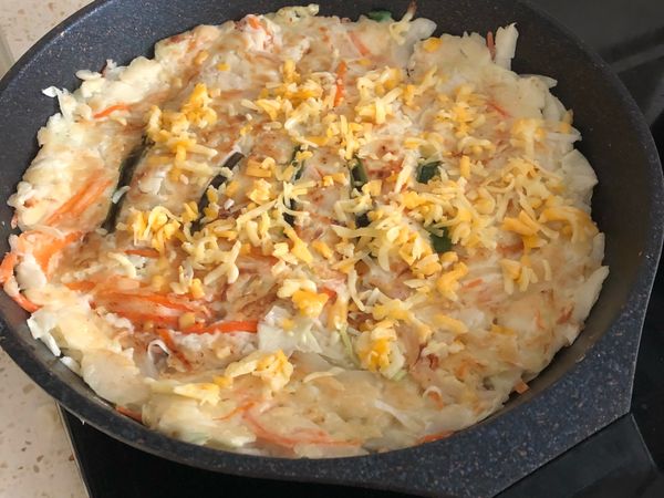 煎到微焦定型就可以翻面了，翻面後灑上乳酪絲