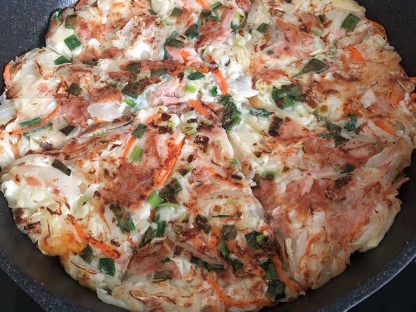 煎至兩面微微焦脆時就可以起鍋囉！ 呈盤後可以加入大阪燒醬