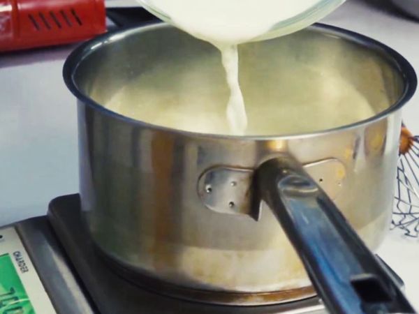 倒入300g的牛奶至於鍋裡。