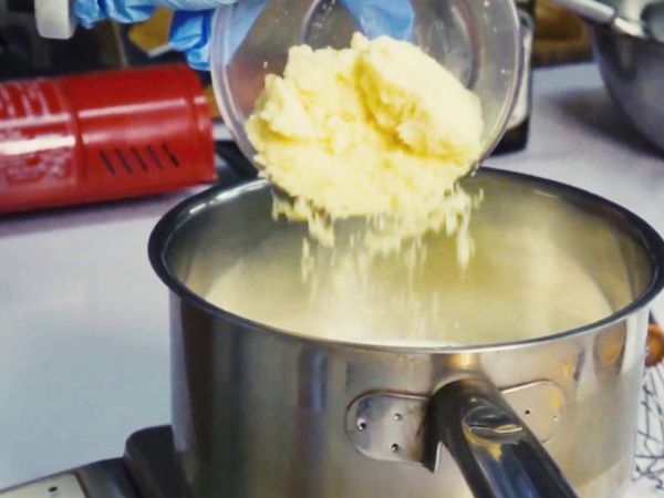 再倒入75g的荷蘭瑞式乾酪粉 。