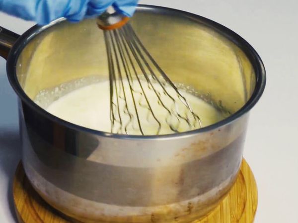 再將牛奶與乾酪粉先拌合，後續煮滾後才不易結塊 。