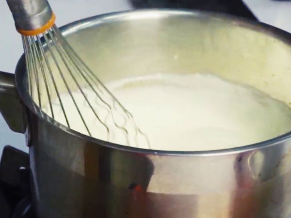 加熱攪拌至濃稠，煮到冒泡就差不多了。