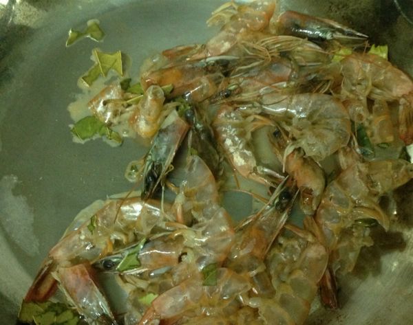 蝦子剝殼，將蝦頭蝦殼集中，加一匙油熱鍋，把蝦頭蝦殼翻炒一下，月桂葉加入提味。