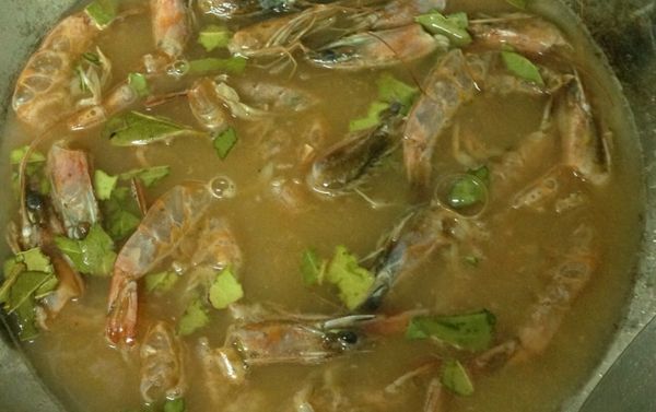 加2~3飯碗的水。煮15~20分加兩匙鹽調味。