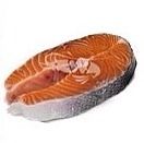 把鮭魚切片切成丁狀，一小匙油熱鍋把魚塊丟入。