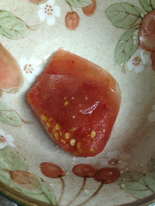 等到鮭魚顏色變化時，丟醬料一包，也把最初撥的蝦仁丟入拌炒，並加一大匙剛熬煮成的蝦汁拌炒。
等到蝦子顏色一變紅，魚可以用筷子穿過，關火悶10秒。