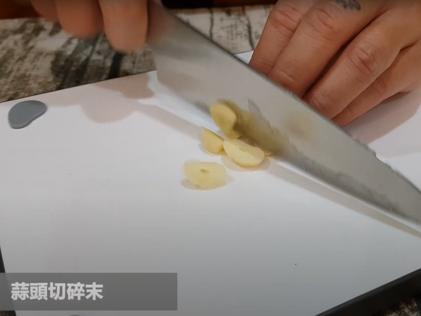 蒜頭切碎末
紅蘿蔔刨絲
(紅蘿蔔為配色用，可不加)