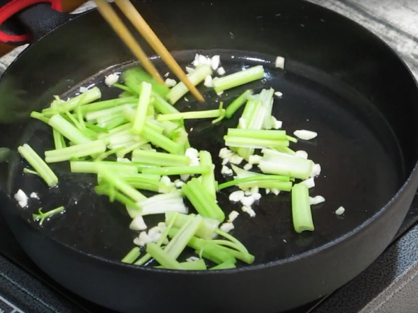 聞到蒜香味後，轉中小火
將切好的芹菜置入拌炒
同時加入備好的紅蘿蔔絲
兩者熟成時間差不多
可以一起下去拌炒