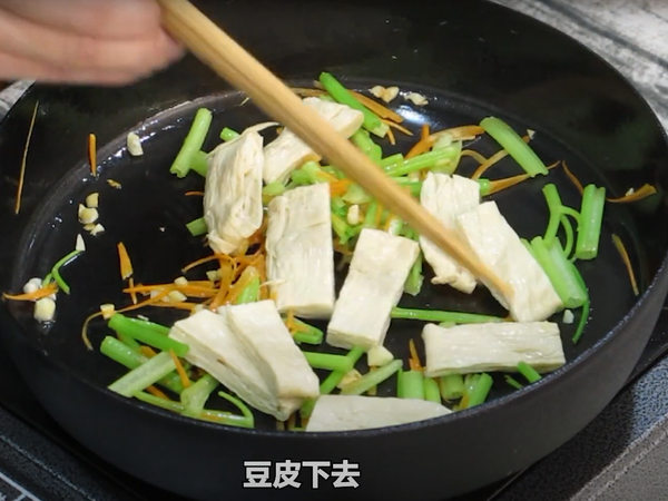 芹菜開始變彎
表示已經變軟了
這時侯置入生豆皮拌炒30秒