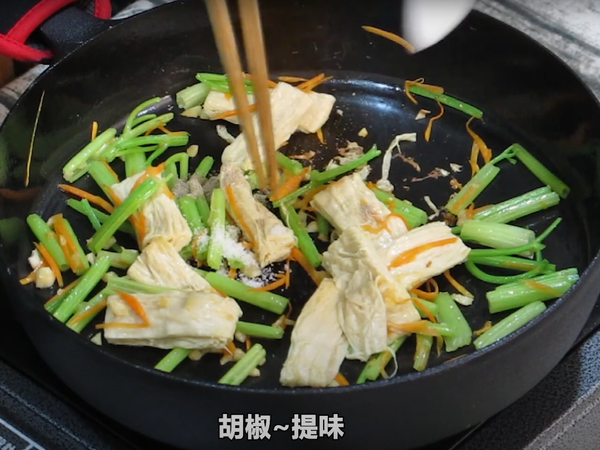 豆皮拌炒30秒之後
下鹽及胡椒
(不喜歡胡椒辛辣味者可不加)