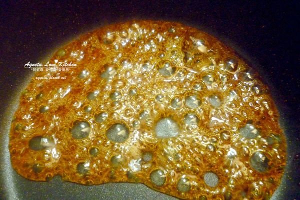 [焦糖液] 3大匙糖加一大匙水，在厚底鍋裡小火燒滾到變淺褐色，再把剩下一大匙水加入，做成焦糖液。(煮滾的糖溫度很高，加水時會有蒸汽，請一定要小心！)