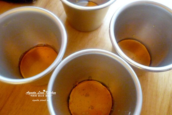 把焦糖液平均分別倒入裝布丁的小杯子。