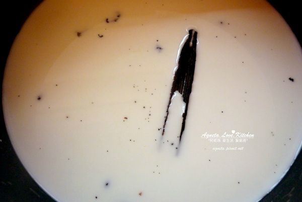 香草豆莢直向剖開，用刀刮出裡面的香草籽，把香草籽、刮完的香草豆莢還有砂糖，一起和牛奶放入小鍋中加熱，不需要煮到全部沸騰，只要到邊緣出現小泡，砂糖全部溶解就好。離火降溫。