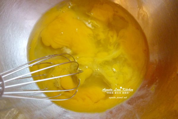 全蛋打散，讓蛋黃和蛋白攪拌均勻，不需打發。