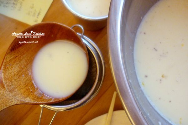 把作法3的牛奶液沖到蛋液裡面，一邊用打蛋器攪拌，就是布丁蛋液。攪拌好的布丁蛋液過濾，平均分裝在布丁模子裡。