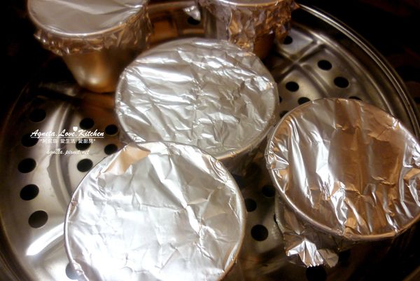 表面蓋上鋁箔紙，放在蒸籠裡蒸上15-20分，可以用竹籤戳一下布丁，如果沒有沾黏就是蒸好。蒸布丁請在蓋蓋子的時候，在蓋子和鍋子中間插兩根筷子，讓氣體可以排出喔！！(重要)