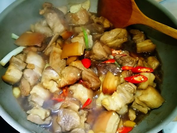 1、肉全部倒入鍋中，開中火跟糖拌炒上色，隨即加入醬油、醬油膏、米酒，持續一起拌炒。

2、再加入蔥白、蒜片、薑片、辣椒，持續拌炒10～15分鐘收汁。