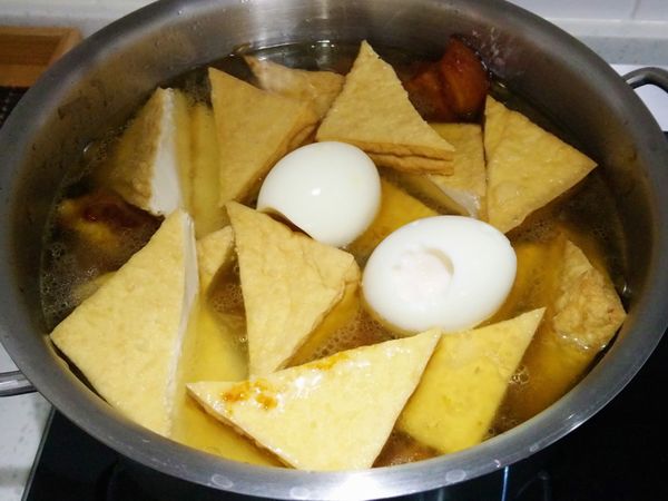1、拌炒收汁到差不多，將鍋內食材倒入另一個燉煮用的大鍋內。

2、若有準備其他滷料，此時一起放入水煮蛋、油豆腐。

3、加飲用水至淹過食材一些（水量可依鍋子大小自行調整，但需要淹過食材）。

4、上蓋，開中小火開始燉煮約30～40分鐘。