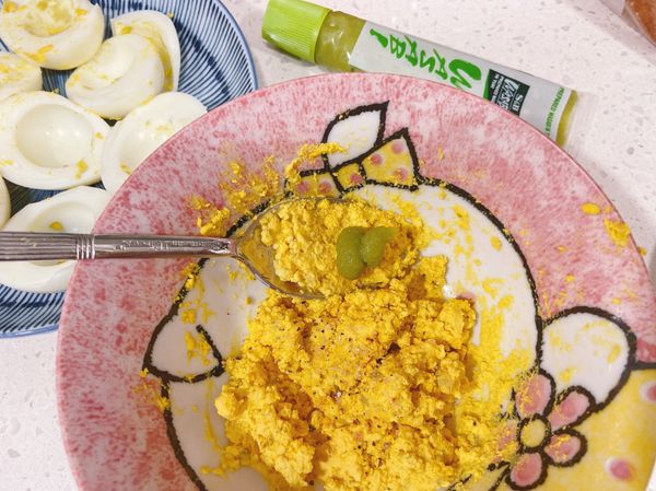 蛋放電鍋，鍋蓋留一小縫，蛋用一杯水蒸熟。
將蛋黃、蛋白分開。蛋黃壓碎加入奶油，胡椒、鹽拌勻，再加入芥末及鮮奶調至自己喜歡的濃稠度。若怕芥末太嗆可分次添加