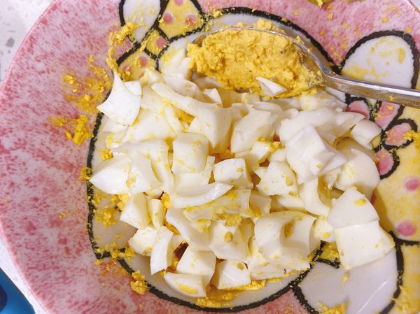 蛋白切小丁狀與蛋黃一起拌勻