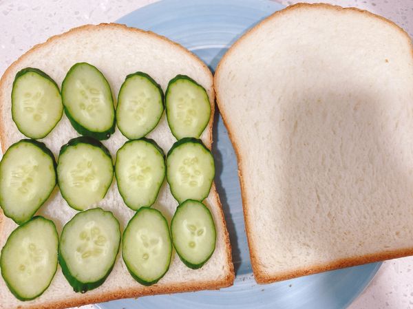 吐司先烤過會更香酥，小黃瓜斜切片擺在吐司上