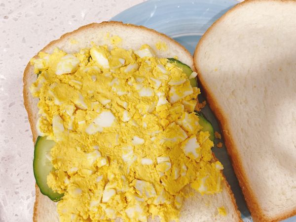 將蛋沙拉鋪平盡量壓緊密，蓋上另一片吐司後對半切