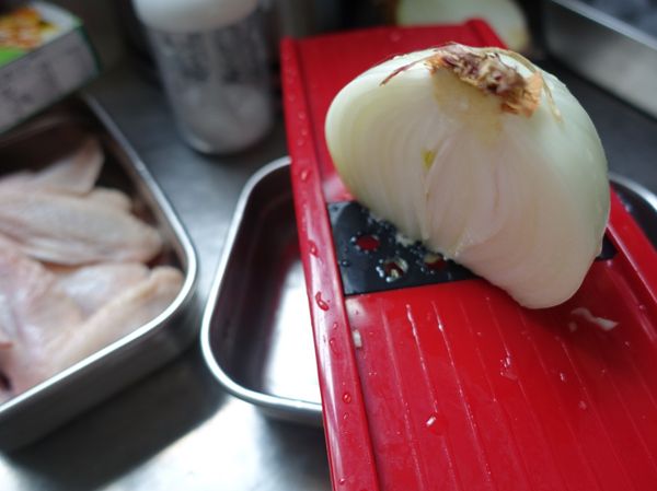 半顆洋蔥磨成泥。根部的地方先不切除比較方便磨泥不散開。