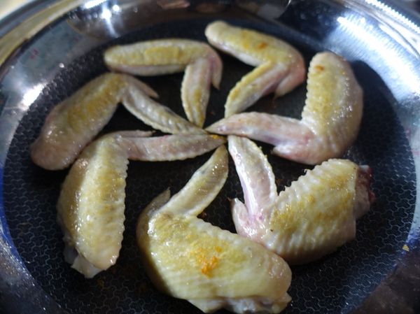 雞翅先以平底鍋加1小匙植物油煎到表面上色