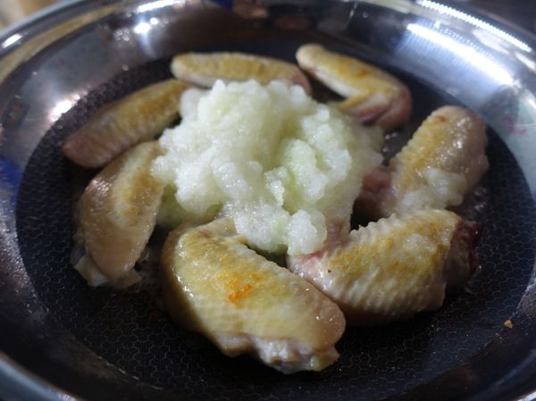 加入洋蔥泥翻炒