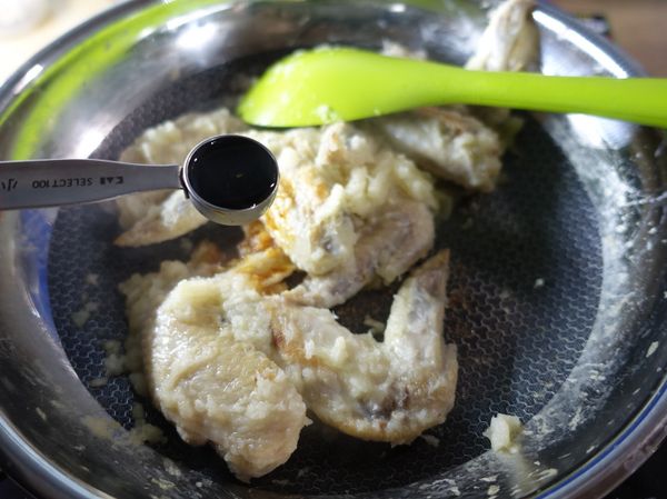 加入醬油嗆出醬香味後加入一杯冷水蓋上鍋蓋燉煮