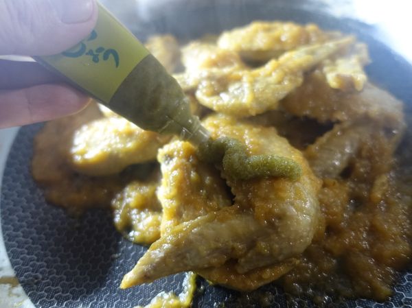 加入S&amp;B 柚子青辣椒醬拌勻