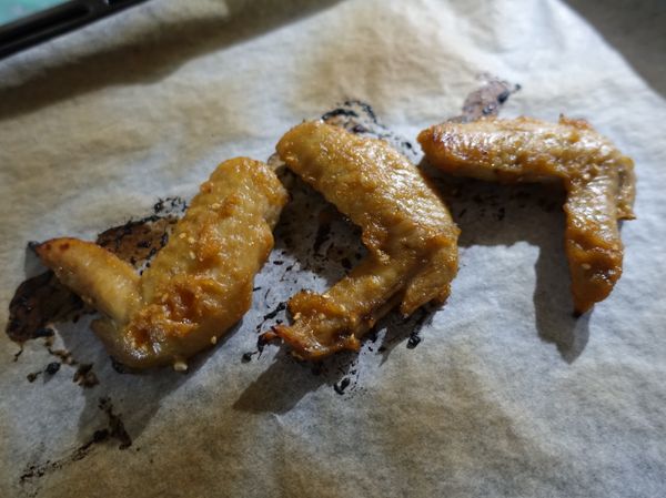 同場加印：將燉煮好的雞翅以烤箱燒烤10分鐘，口味焦香濃郁~