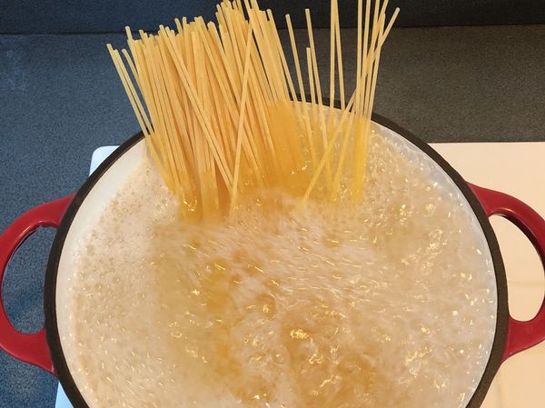 煮滾水下義大利麵，煮8分鐘左右即可撈起來放涼