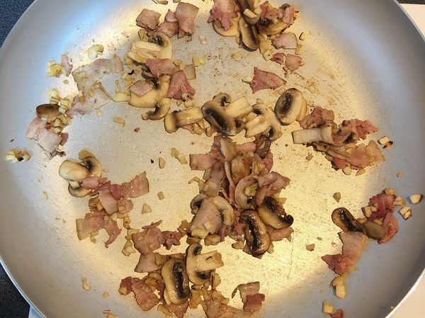 加入培根繼續炒香