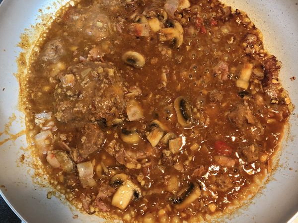 放入《硬漢農作》紅醬包拌炒
也可以用自己喜歡的紅醬代替