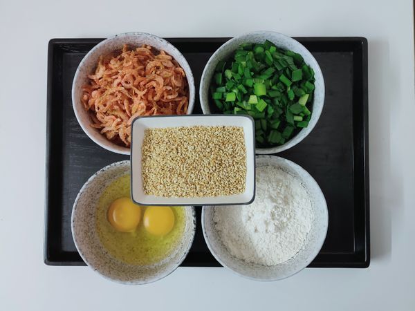 韭菜切末，芝麻乾鍋炒香，櫻花蝦洗乾淨瀝乾。