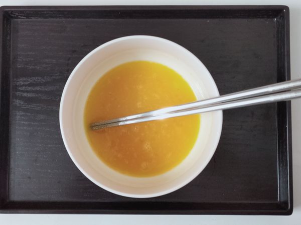 蛋液打散，此步驟加入所有調味料一起攪打均勻。